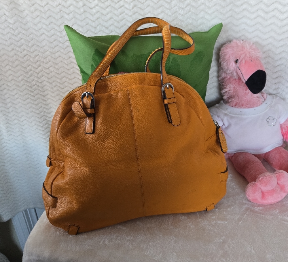 Cromia Stylish Leather Handbag 16"W X 12"H X 5" D - Picture 2 of 8